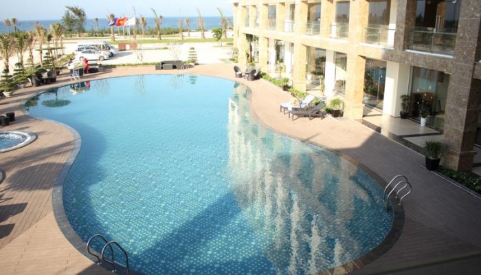 bể bơi khách sạn Mường Thanh hội an