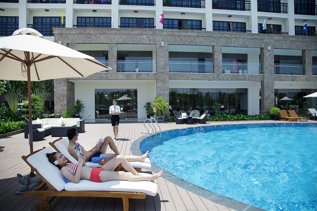 Hồ bơi tại khách sạn Mường Thanh Hội An
